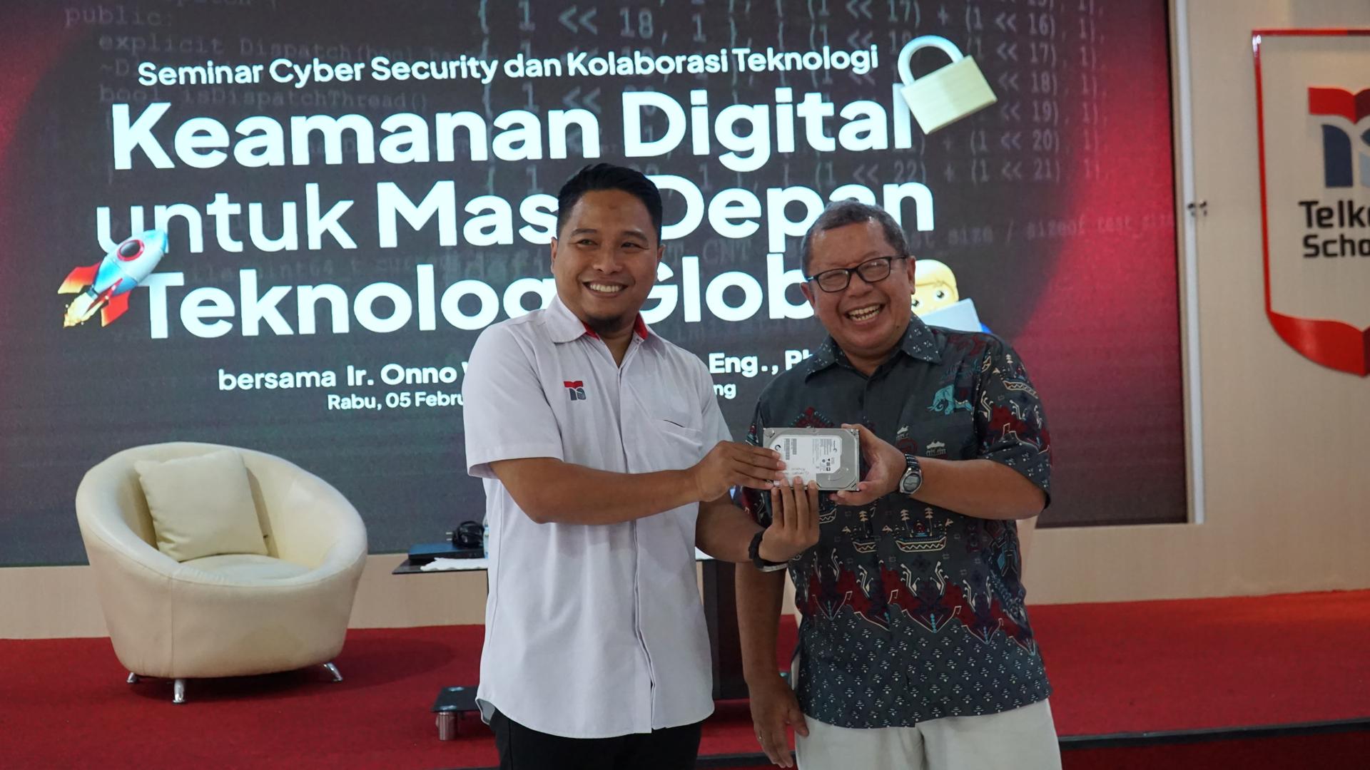 image-Kunjungan Pak Ono W. Purbo Ahli IT Indonesia ke SMK Telkom Malang